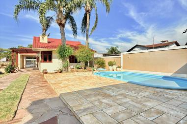 Casa térrea com piscina e amplo terreno à venda em Novo Hamburgo - Pronto para morar
