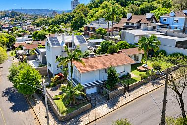 Casa de esquina com amplo terreno no Vila Nova — Novo Hamburgo - Pronto para morar